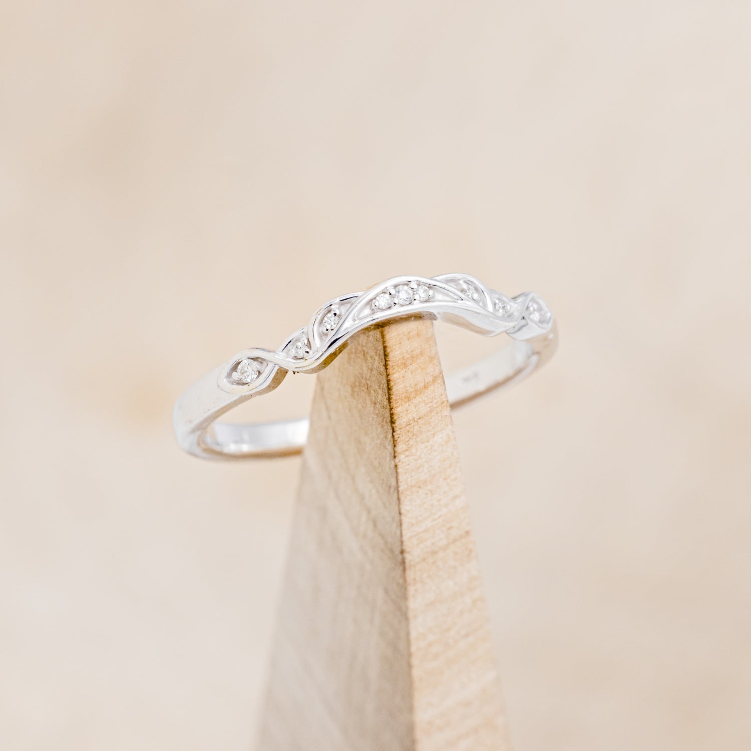 "AIFE" - CELTIC KNOT DESIGNED ENGAGEMENT RING WITH ROUND CUT MOSS AGATE AND DIAMOND TRACER - READY TO SHIP-Staghead Designs