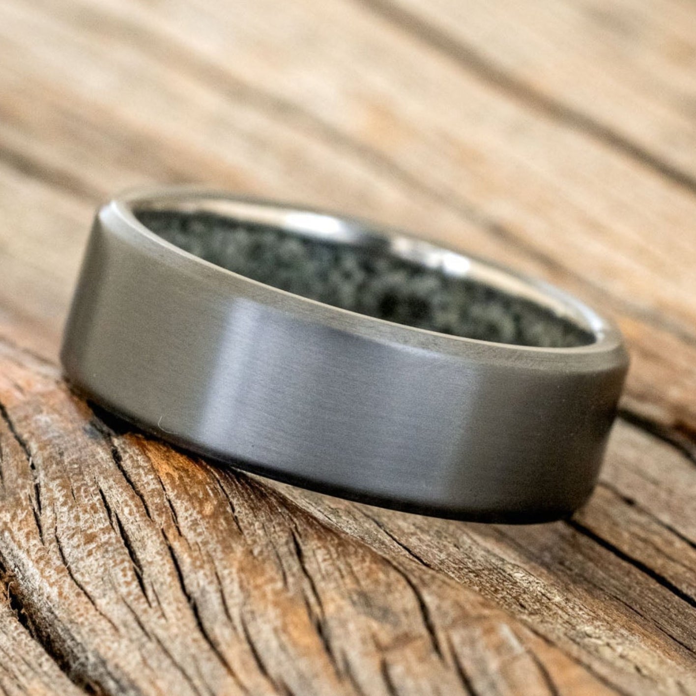 CRUSHED MOSS AGATE LINED WEDDING BAND-8
