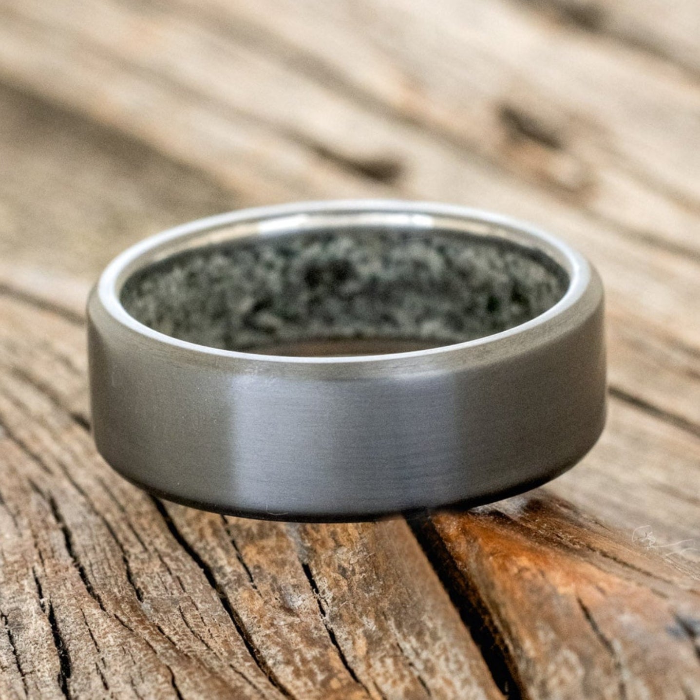CRUSHED MOSS AGATE LINED WEDDING BAND-9