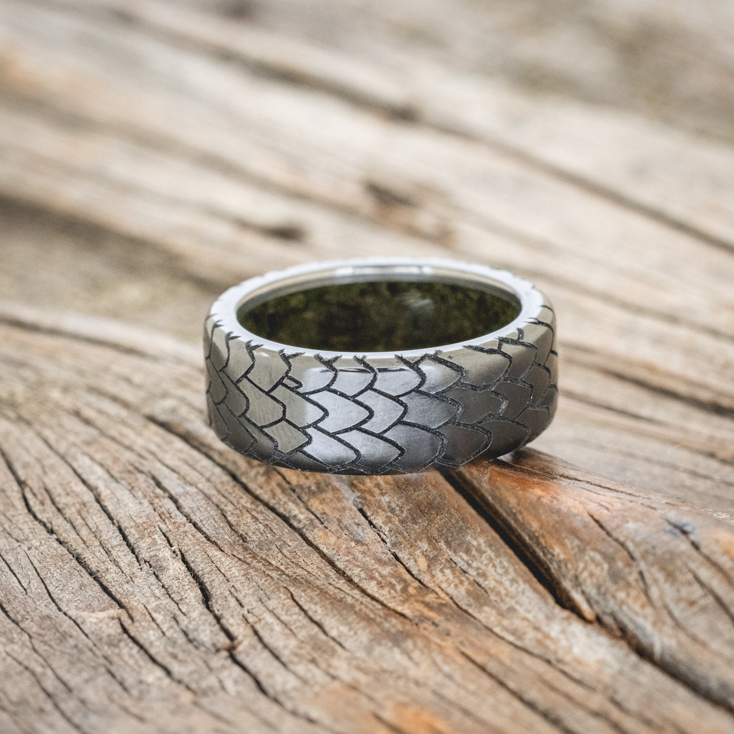 "ECHO" - DRAGON SCALE WEDDING RING FEATURING A MOSS LINED BAND-9