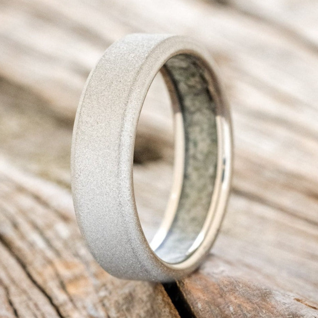 CRUSHED MOSS AGATE LINED WEDDING BAND WITH A SANDBLASTED FINISH-1