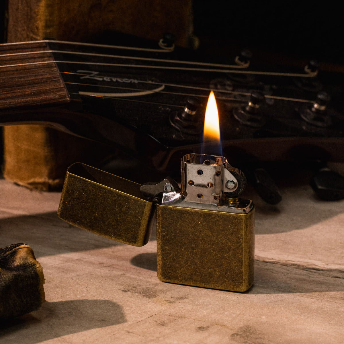 CUSTOM CLASSIC ANTIQUE BRASS LIGHTER BY ZIPPO-1