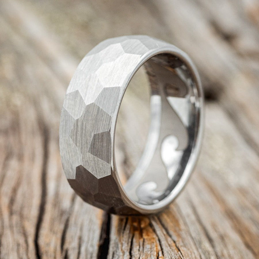 FACETED WEDDING RING WITH WAVE ENGRAVED LINING-1