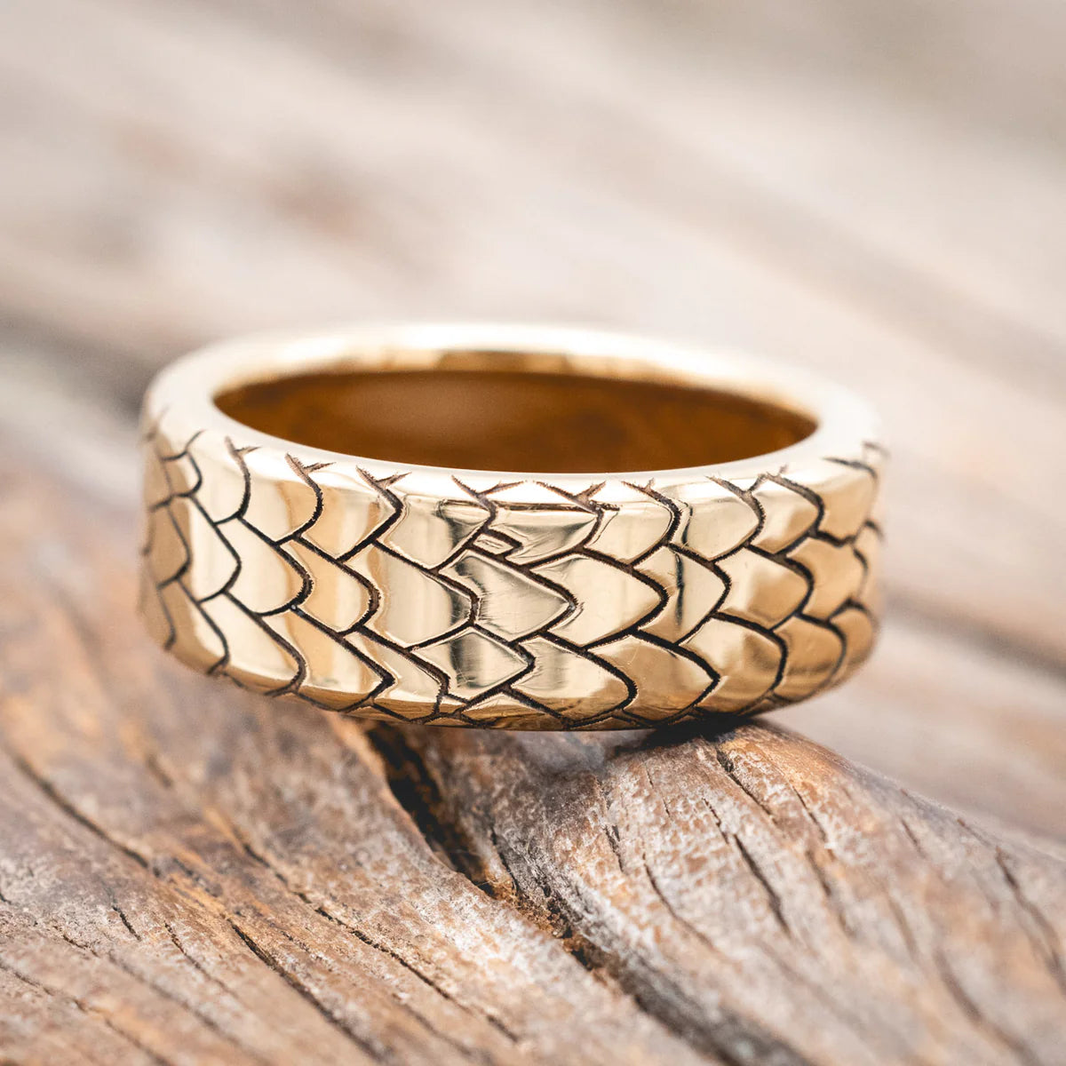 "ECHO" - DRAGON SCALE ENGRAVED WEDDING BAND WITH WHISKEY BARREL LINING - 14K YELLOW GOLD - SIZE 8 1/2-Staghead Designs