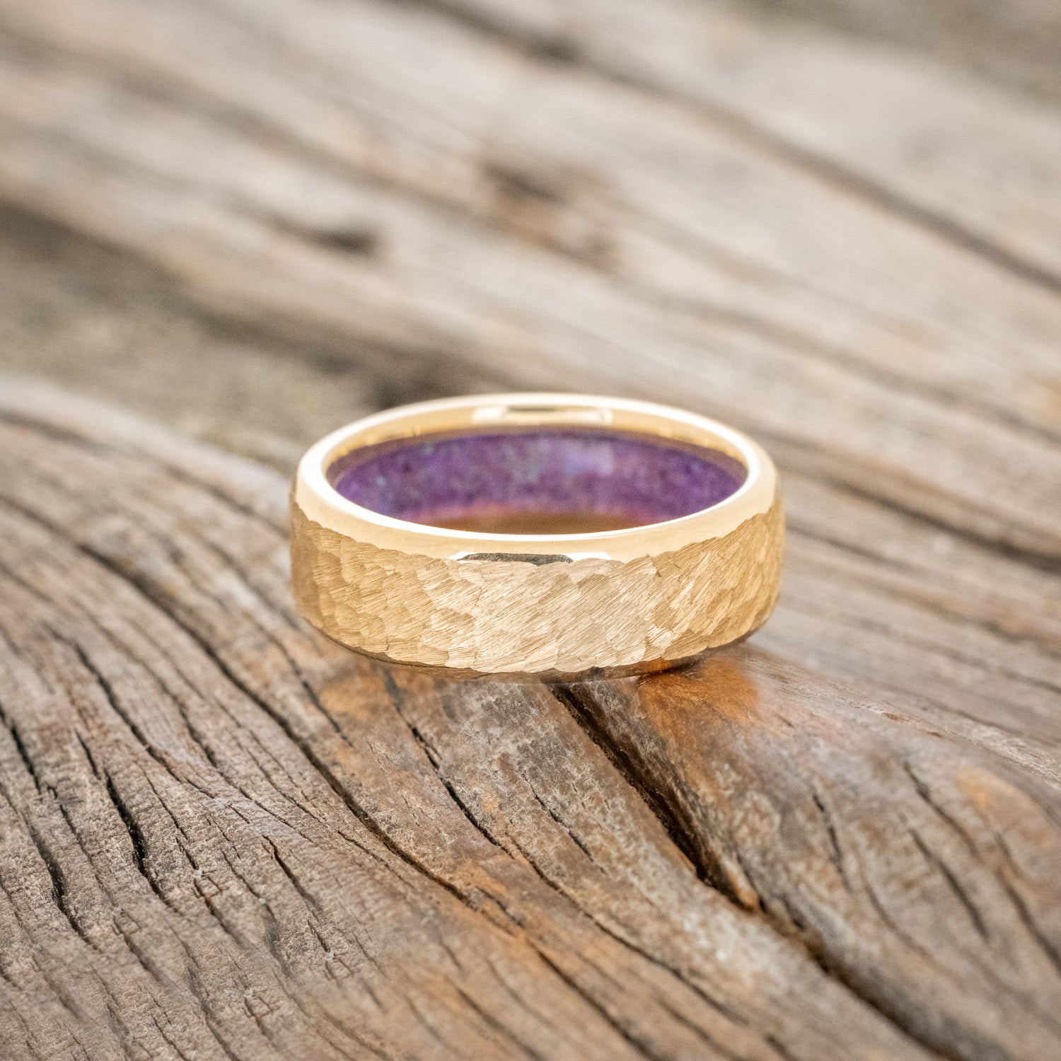 HAMMERED GOLD WEDDING BAND WITH SLEEPY LAVENDER OPAL LINING - 14K YELLOW GOLD - SIZE 6-5