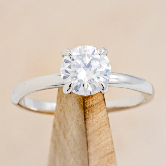 ROUND CUT MOISSANITE SOLITAIRE ENGAGEMENT RING-1