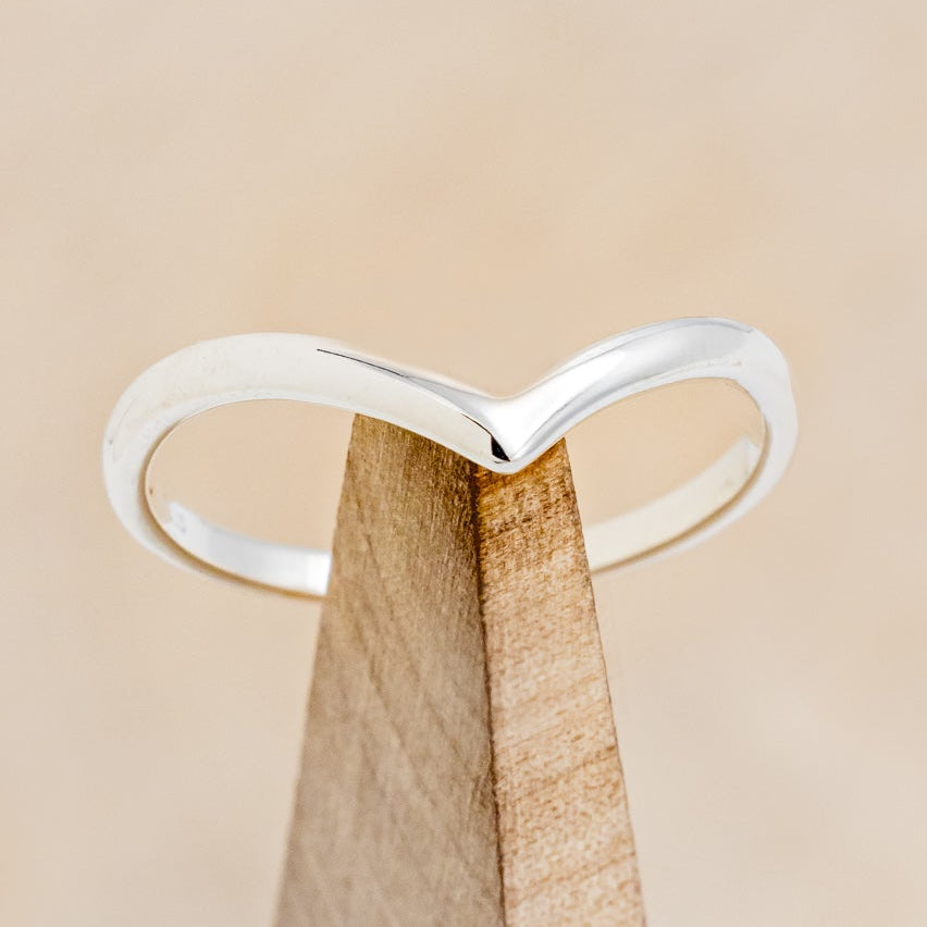 V-SHAPED 14K GOLD STACKER BAND-18