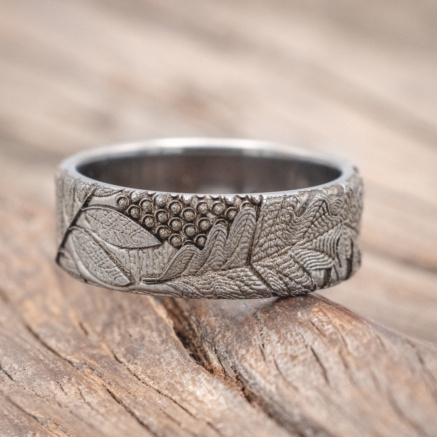 "Oak" - men's wedding ring featuring 3D forest-inspired leaf engravings