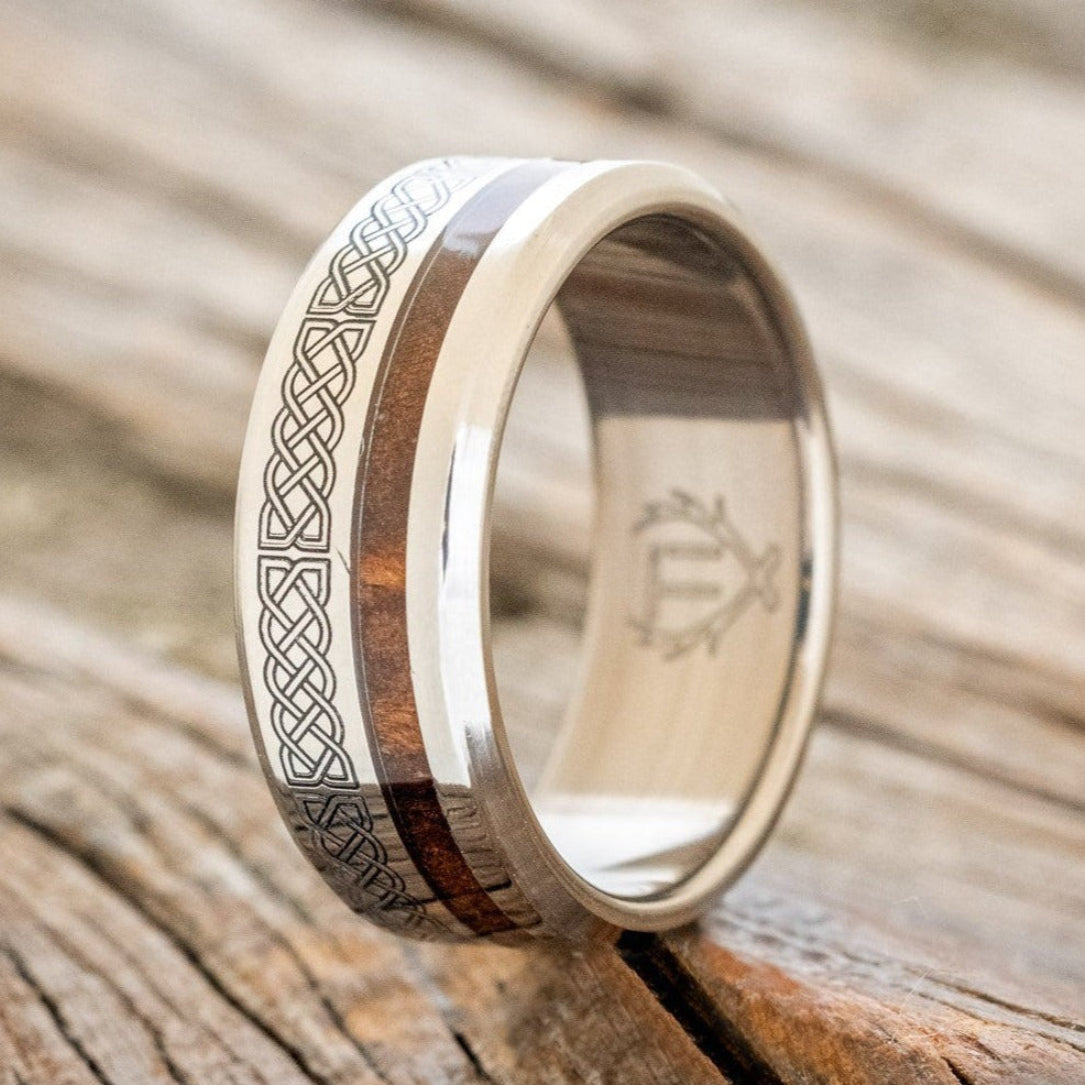 "VERTIGO" - CELTIC SAILOR'S KNOT ENGRAVED WITH REDWOOD WEDDING RING-1
