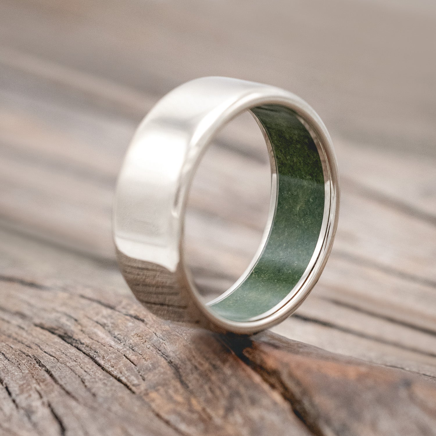 Moss lined wedding band in 14K white gold