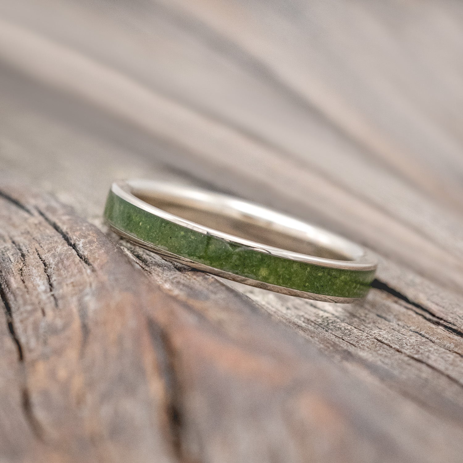 "Eterna" - women's stacking band with moss inlay in 14K white gold