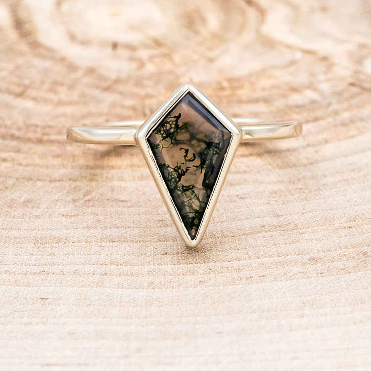 "WILLA" - KITE CUT MOSS AGATE SOLITAIRE ENGAGEMENT RING WITH DIAMOND TRACER-22