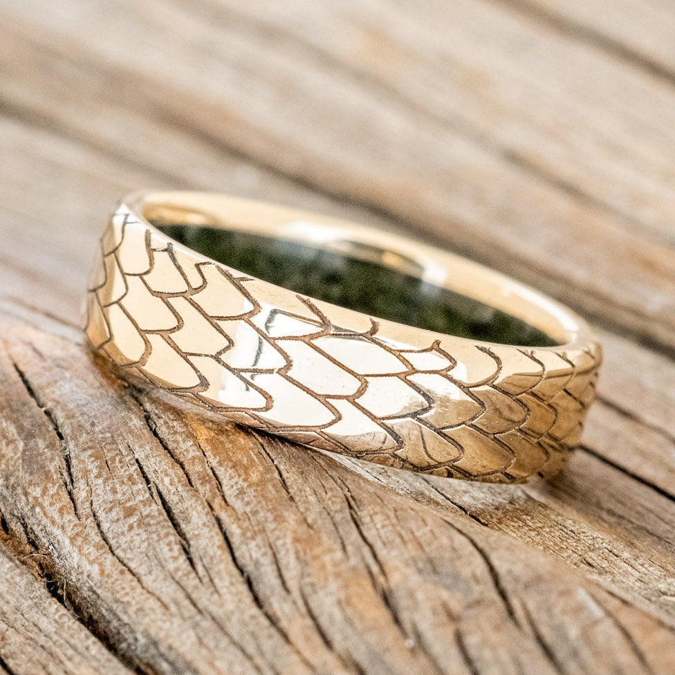"ECHO" - DRAGON SCALE WEDDING RING FEATURING A MOSS LINED BAND-2
