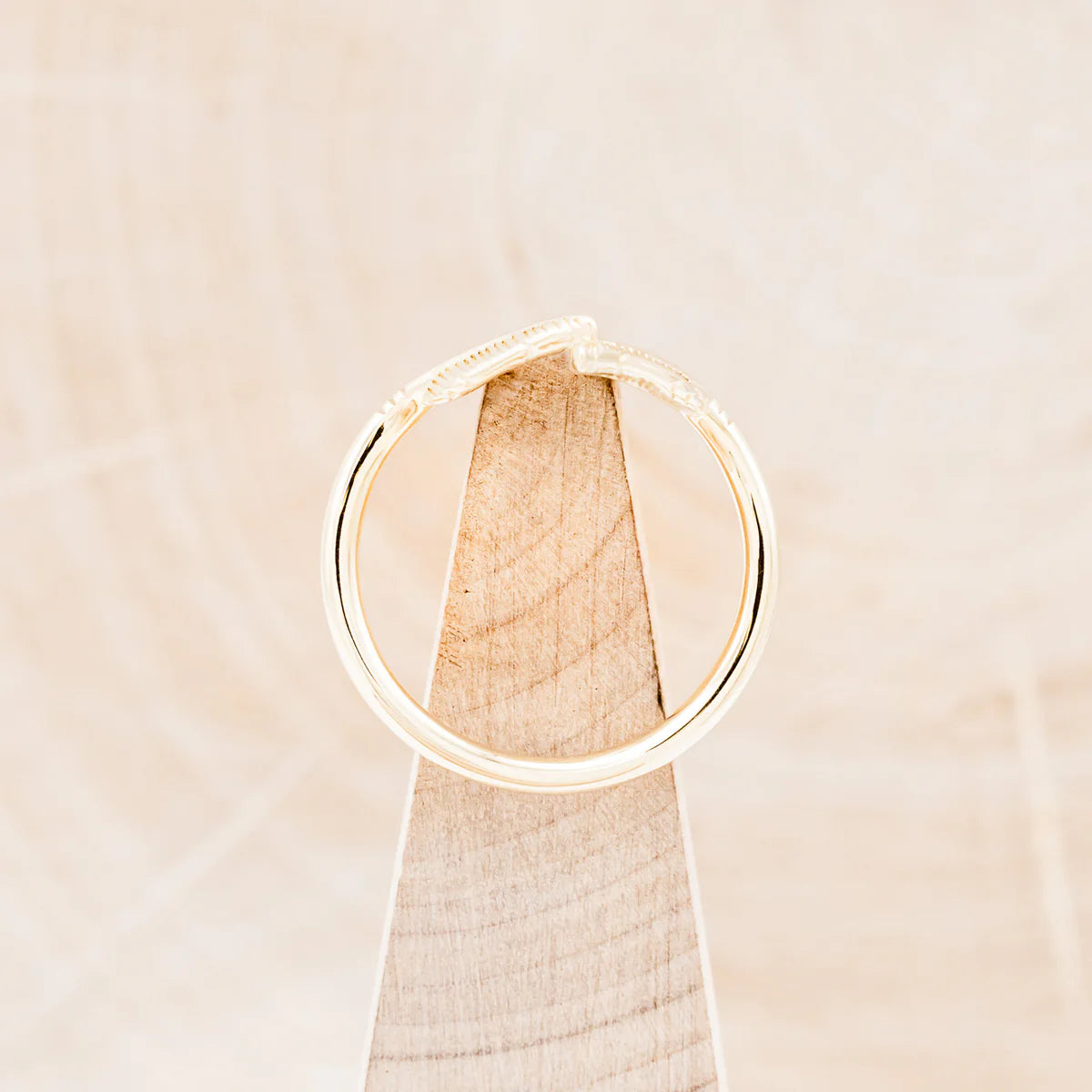 "Fala" - Feather Accented Tracer Wedding Band - 14K Yellow Gold - Size 7