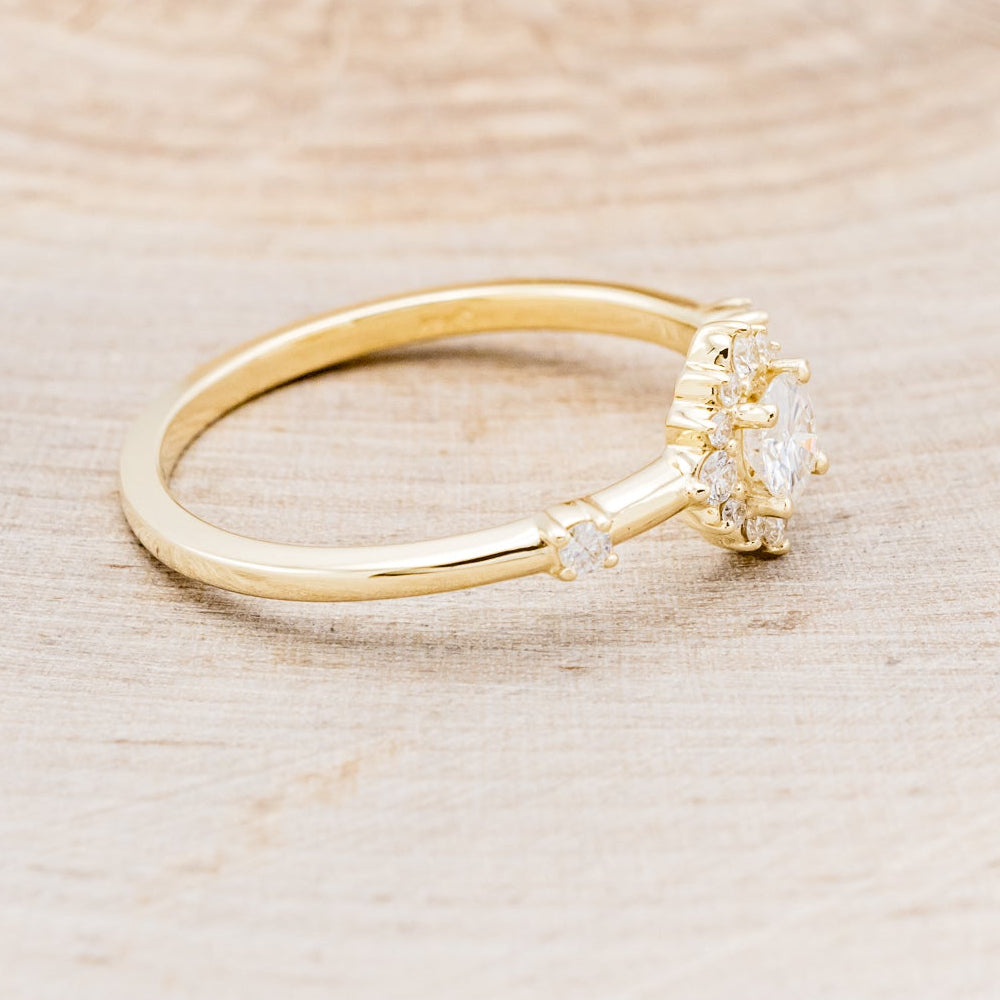 "STARLA" - ROUND CUT MOISSANITE ENGAGEMENT RING WITH STARBURST DIAMOND HALO-2