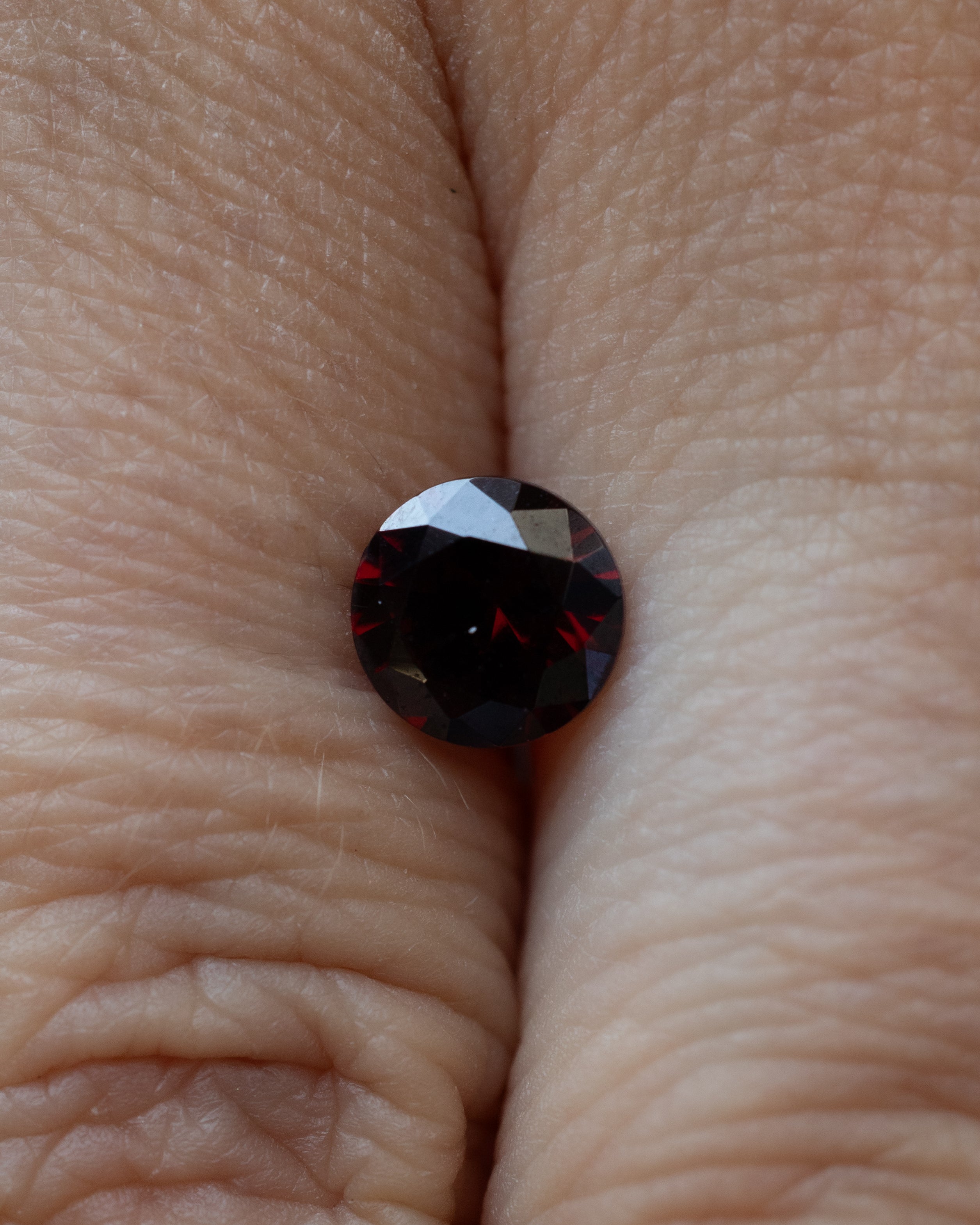 1.05ct 6x3.78mm ROUND CUT IDAHO GARNET-Staghead Designs