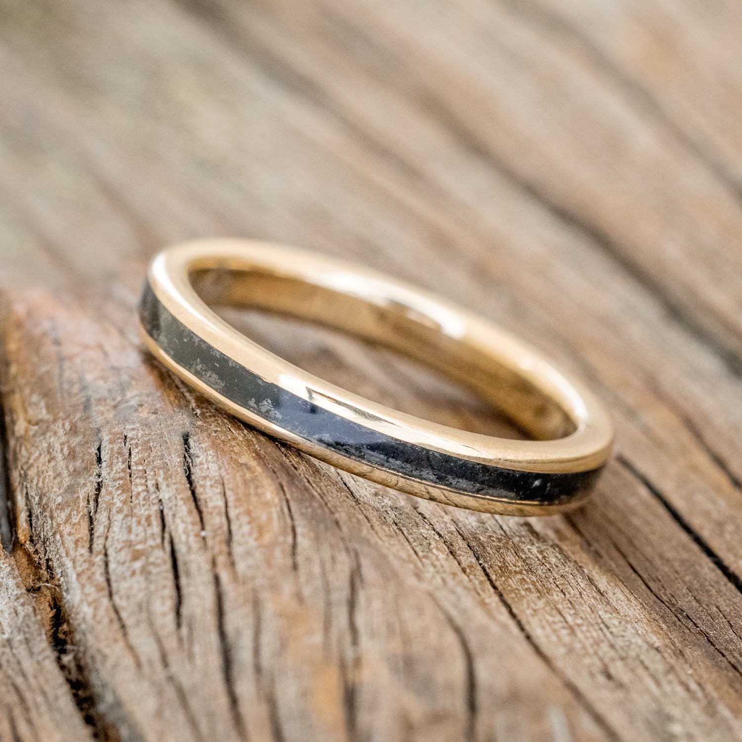 "Eterna" - women's stacking band featuring a jet stone inlay in 14K yellow gold