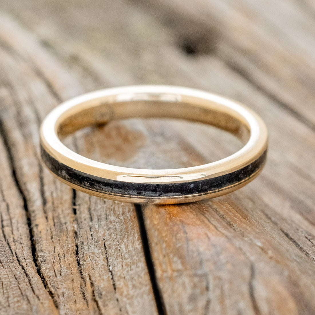 "Eterna" - women's stacking band featuring a jet stone inlay in 14K yellow gold