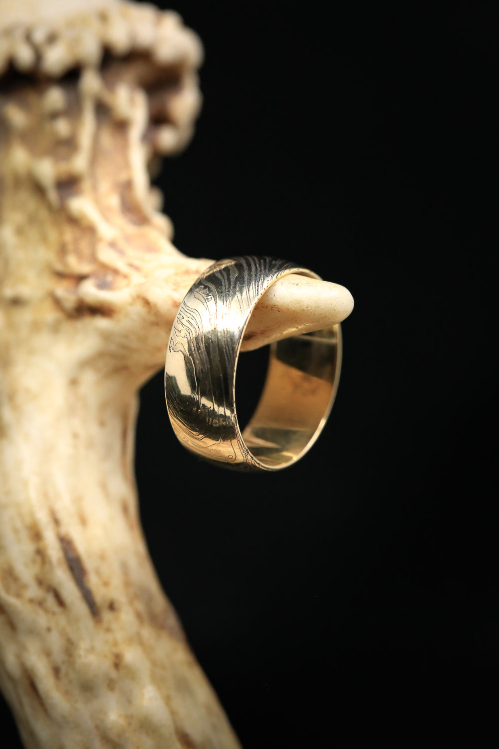 DOMED WOODGRAIN PATTERN WEDDING BAND-12