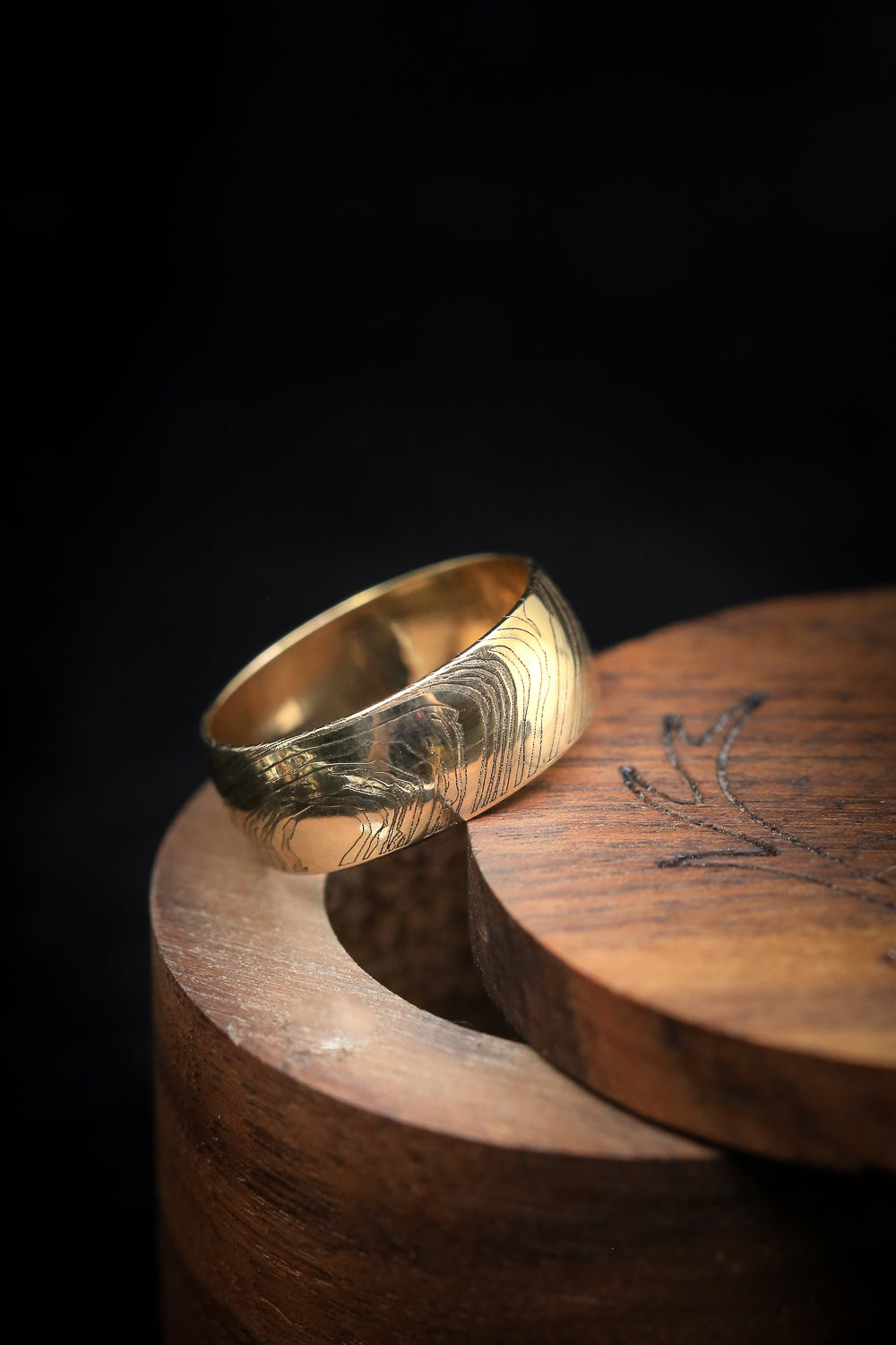DOMED WOODGRAIN PATTERN WEDDING BAND-13