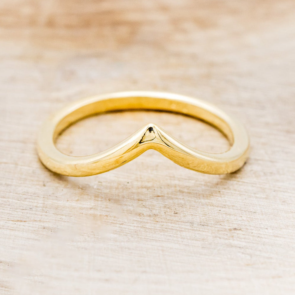 V-SHAPED 14K GOLD STACKER BAND-4