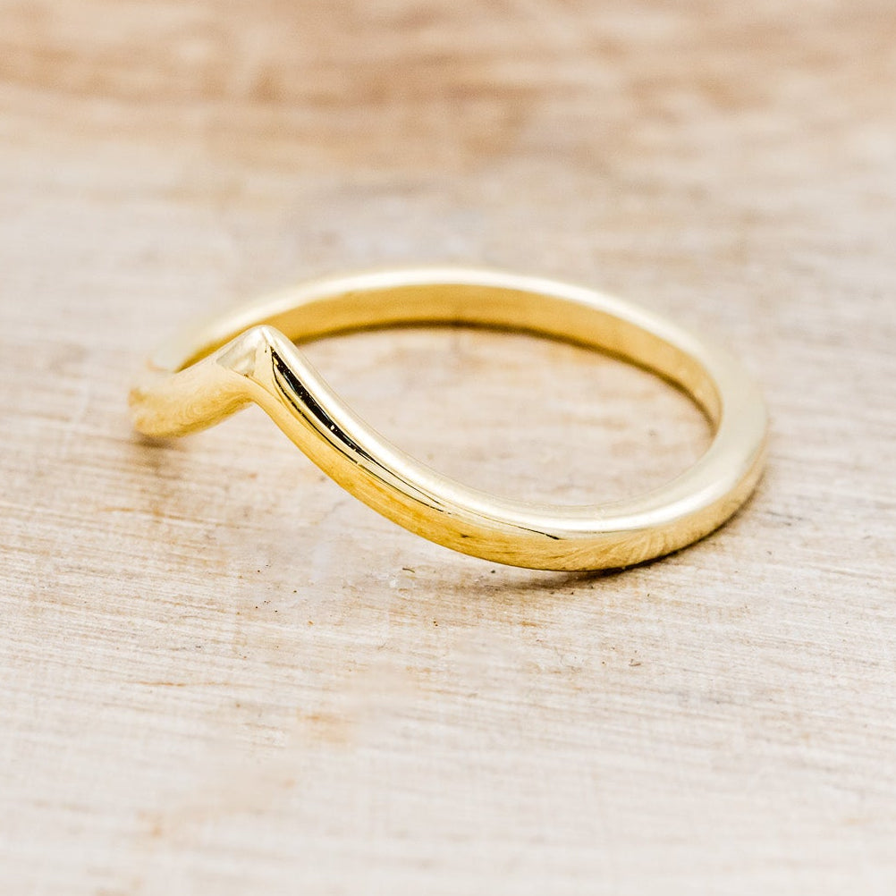 V-SHAPED 14K GOLD STACKER BAND-3