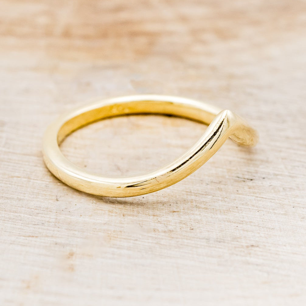 V-SHAPED 14K GOLD STACKER BAND-2