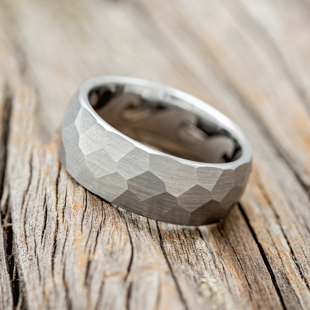 FACETED WEDDING RING WITH WAVE ENGRAVED LINING-3