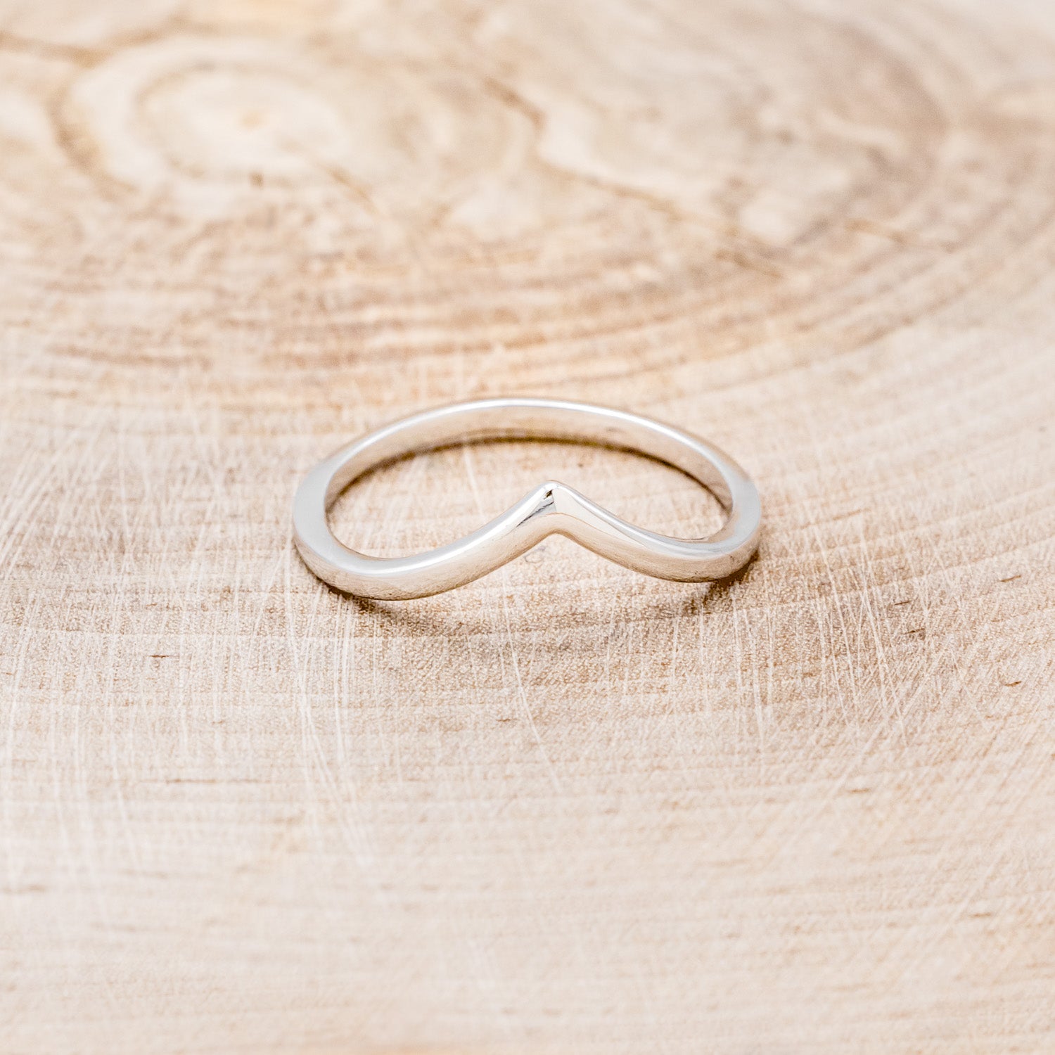 V-SHAPED 14K GOLD STACKER BAND-9