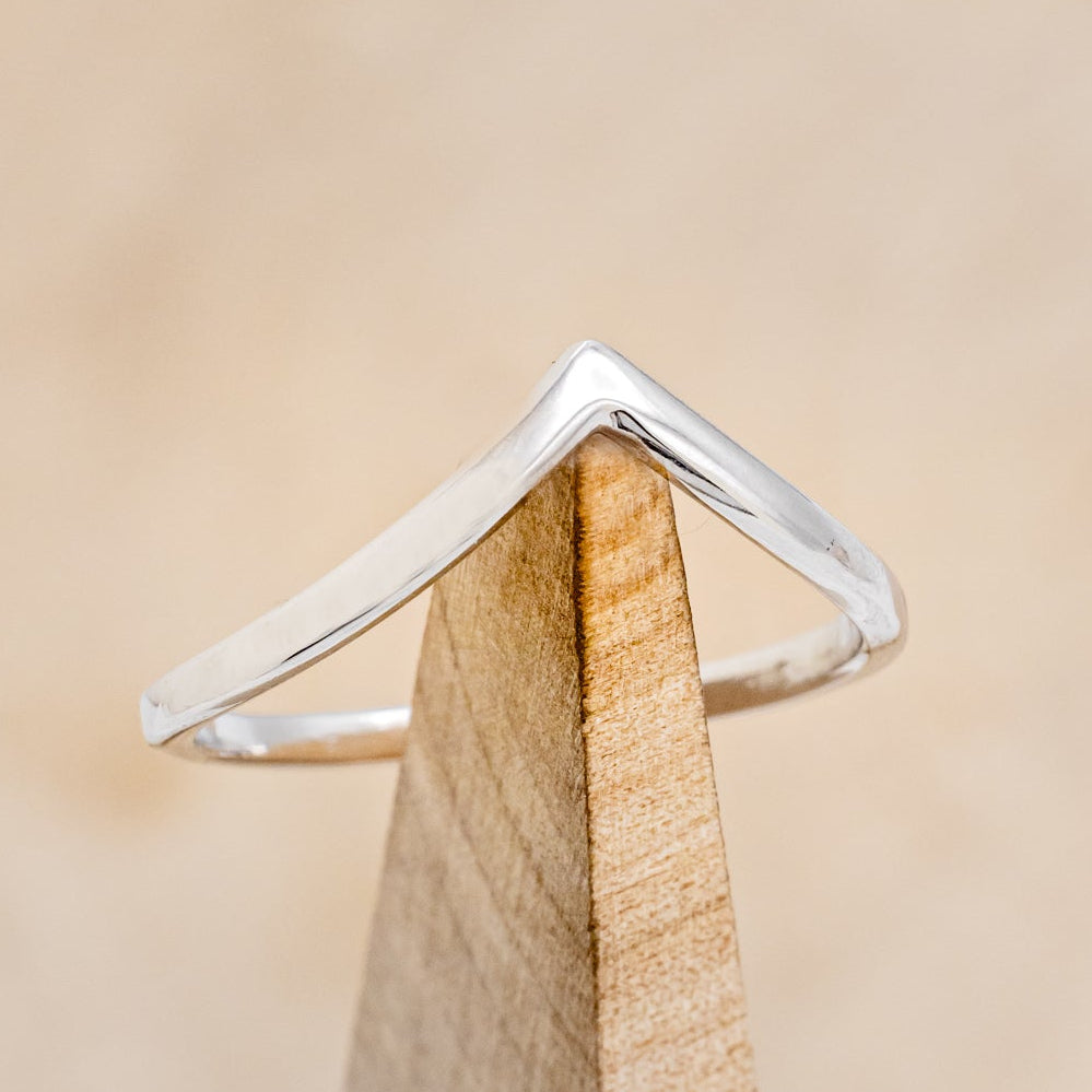 V-SHAPED 14K GOLD STACKER BAND-6