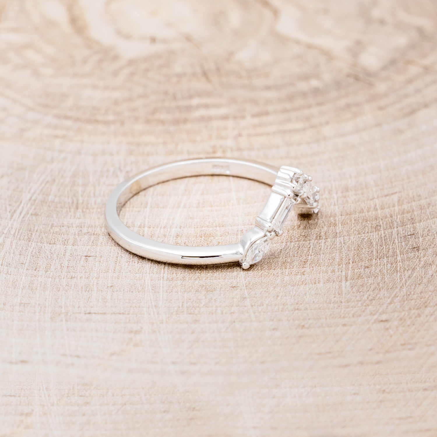 "MELODY" - V-SHAPED TRACER WITH DIAMONDS-15