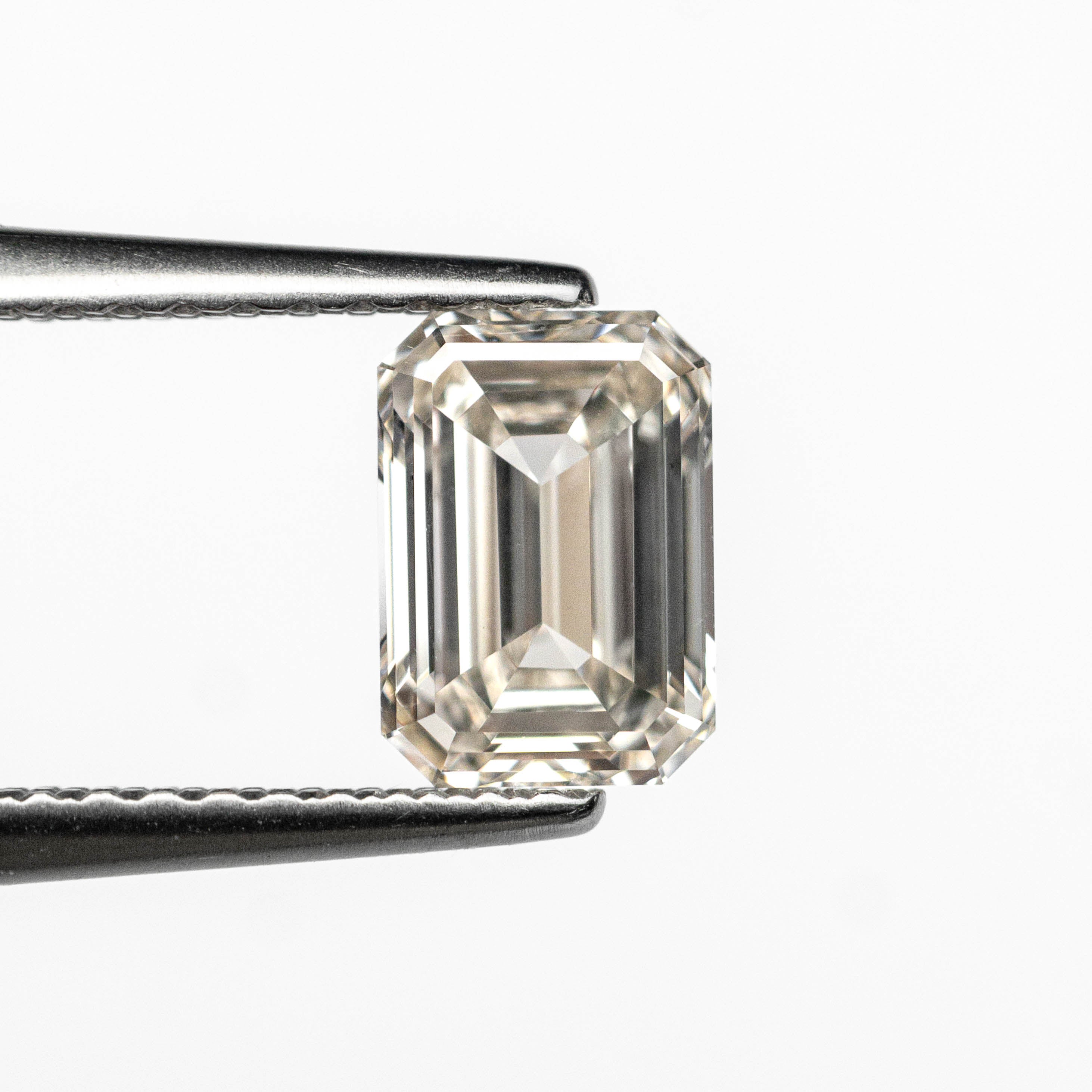 1.00ct 6.86x4.84x2.86mm VS1 L Cut Corner Rectangle Step Cut 27376-08-Staghead Designs