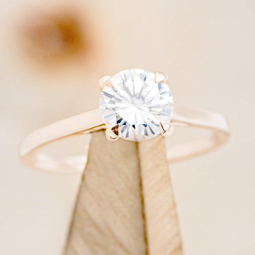 4 PRONG ROUND CUT MOISSANITE SOLITAIRE ENGAGEMENT RING-1
