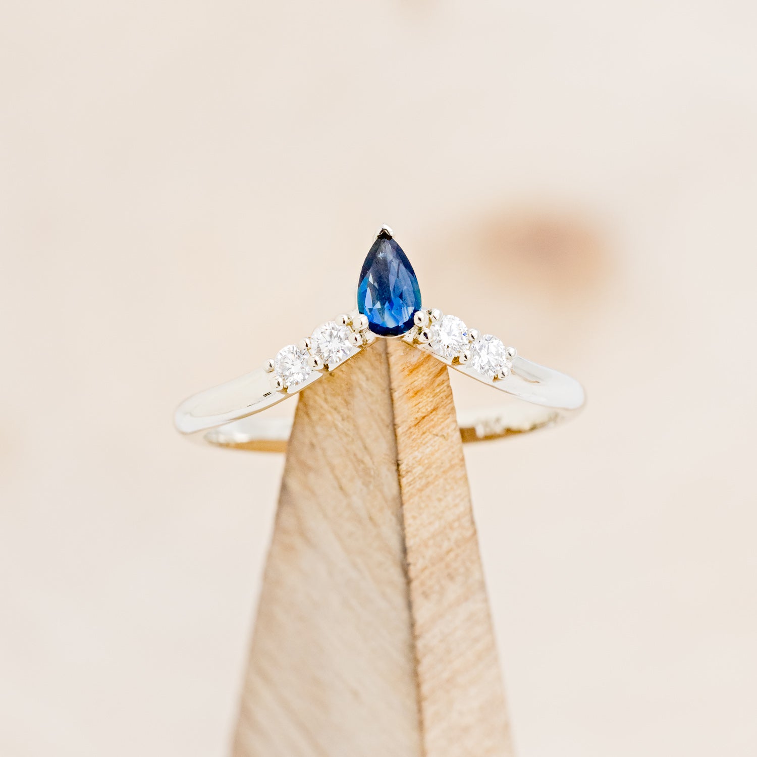 "BELLAMY" - V-SHAPED TRACER WITH PEAR-SHAPED SAPPHIRE-1