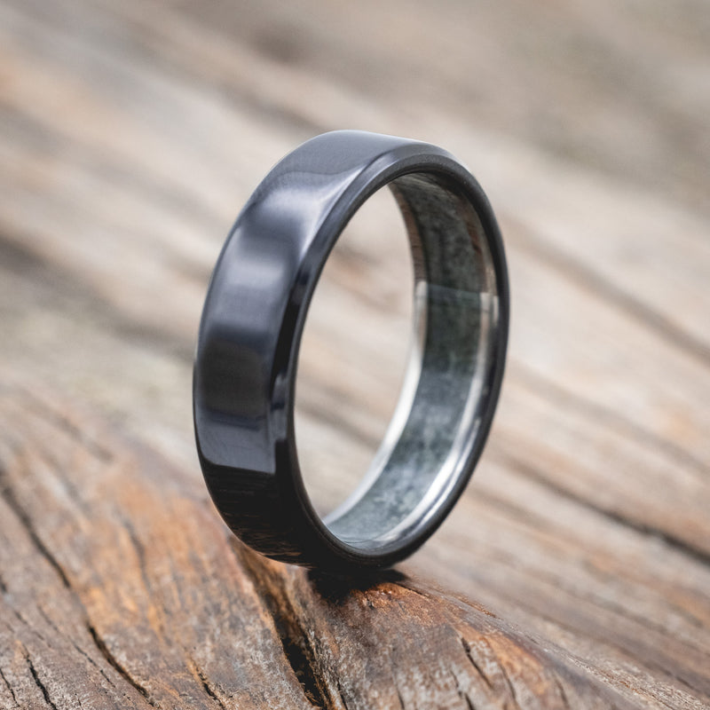 CRUSHED MOSS AGATE LINED WEDDING BAND