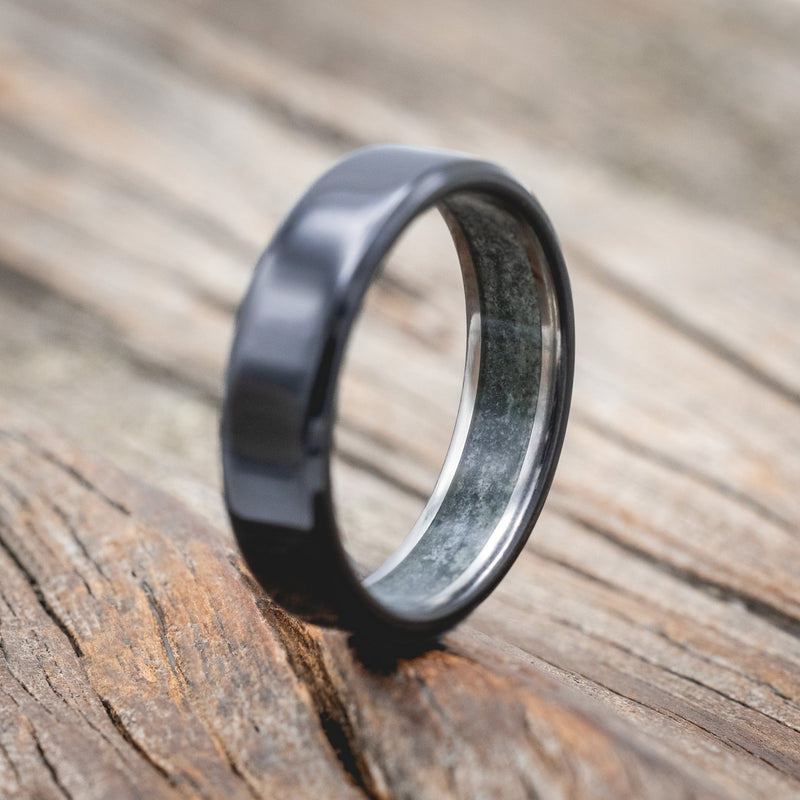 CRUSHED MOSS AGATE LINED WEDDING BAND