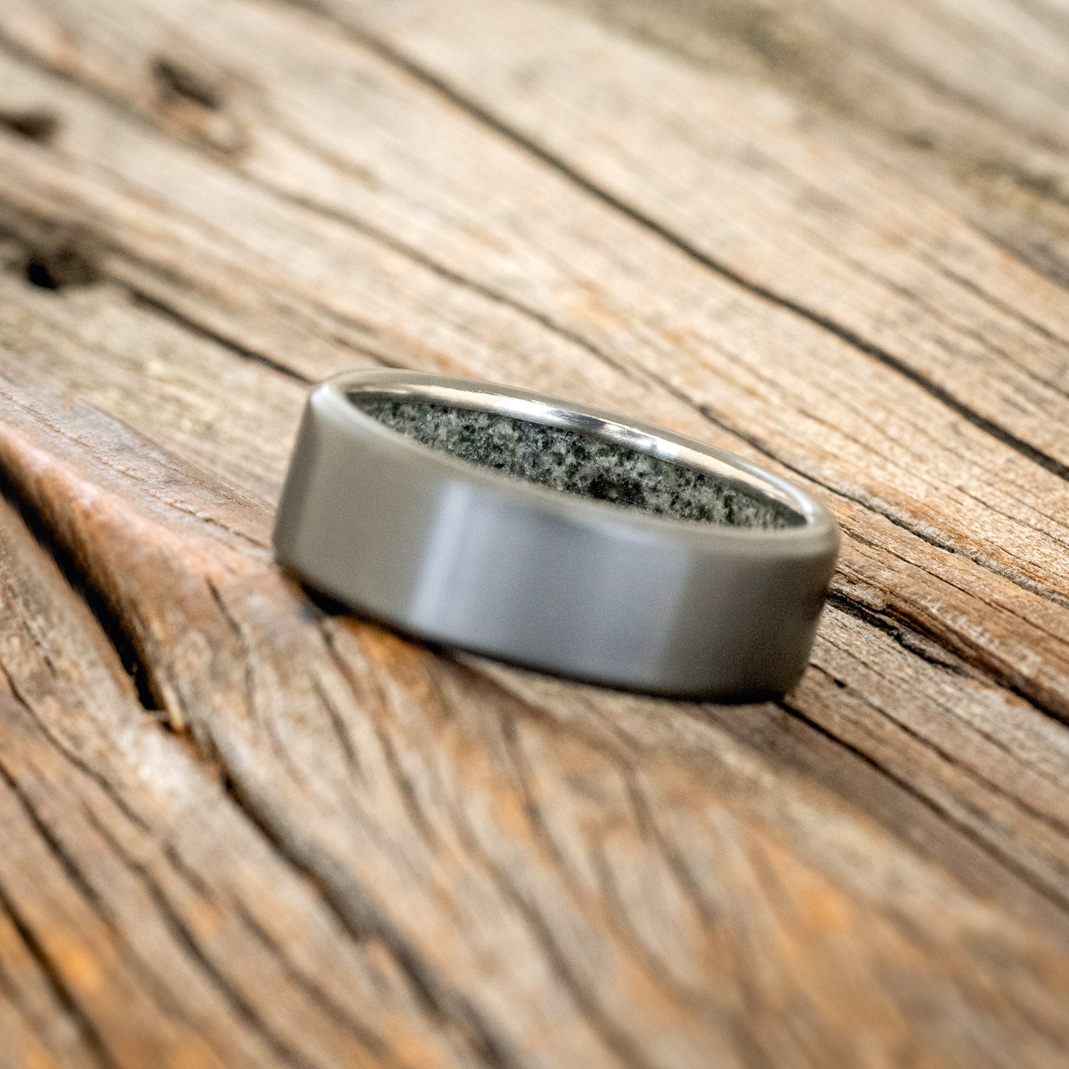 CRUSHED MOSS AGATE LINED WEDDING BAND-11