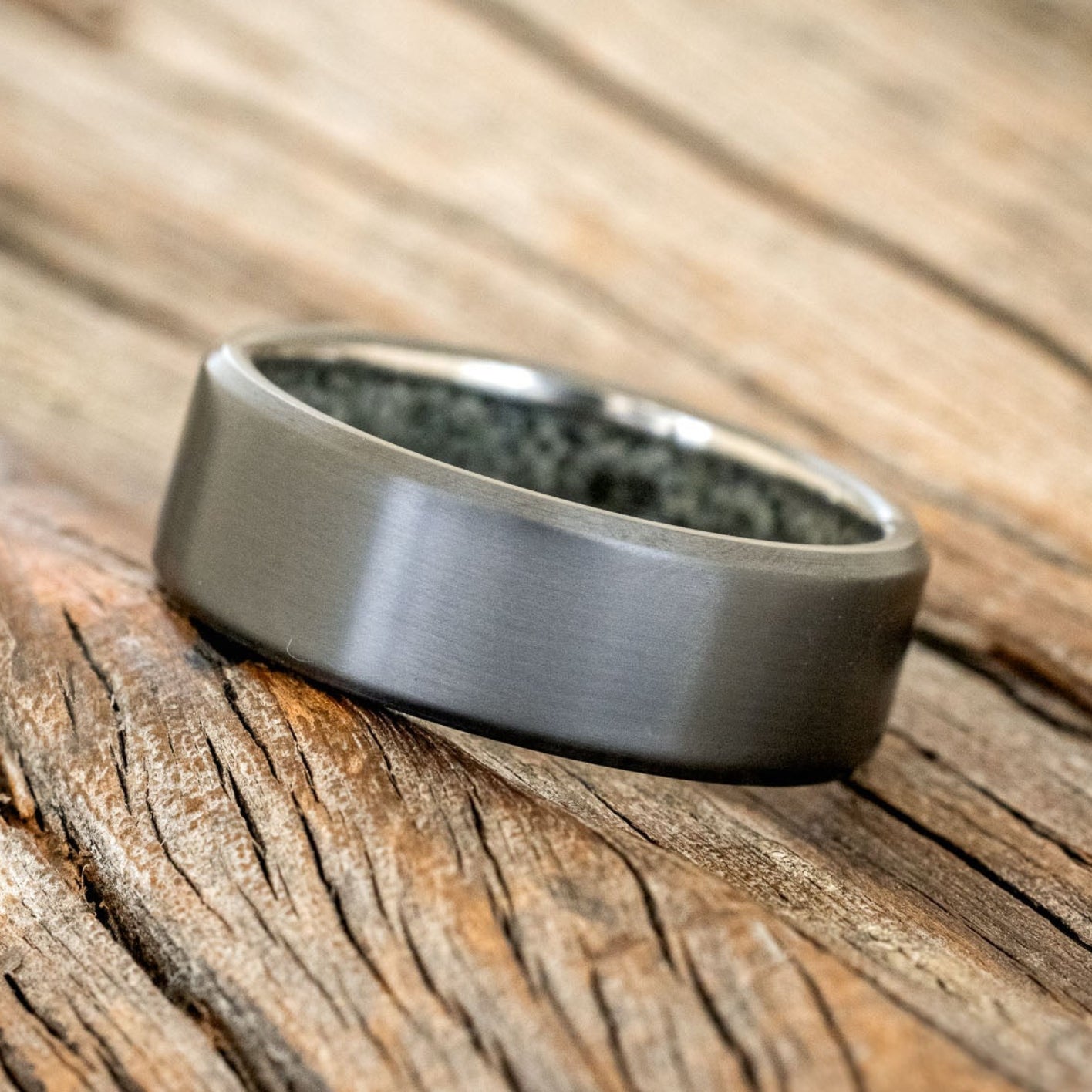 CRUSHED MOSS AGATE LINED WEDDING BAND-8