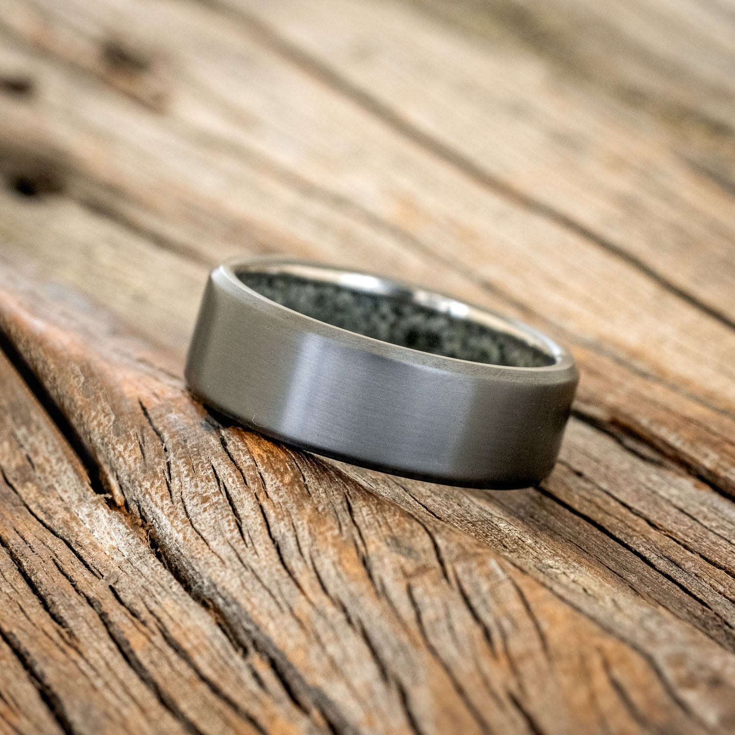 CRUSHED MOSS AGATE LINED WEDDING BAND-8