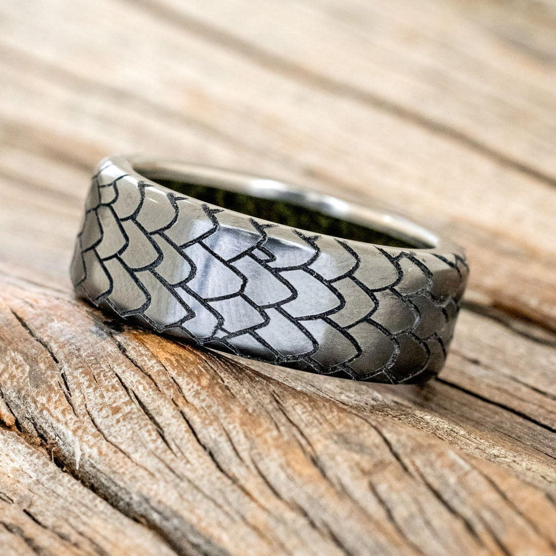 "ECHO" - DRAGON SCALE WEDDING RING FEATURING A MOSS LINED BAND-8
