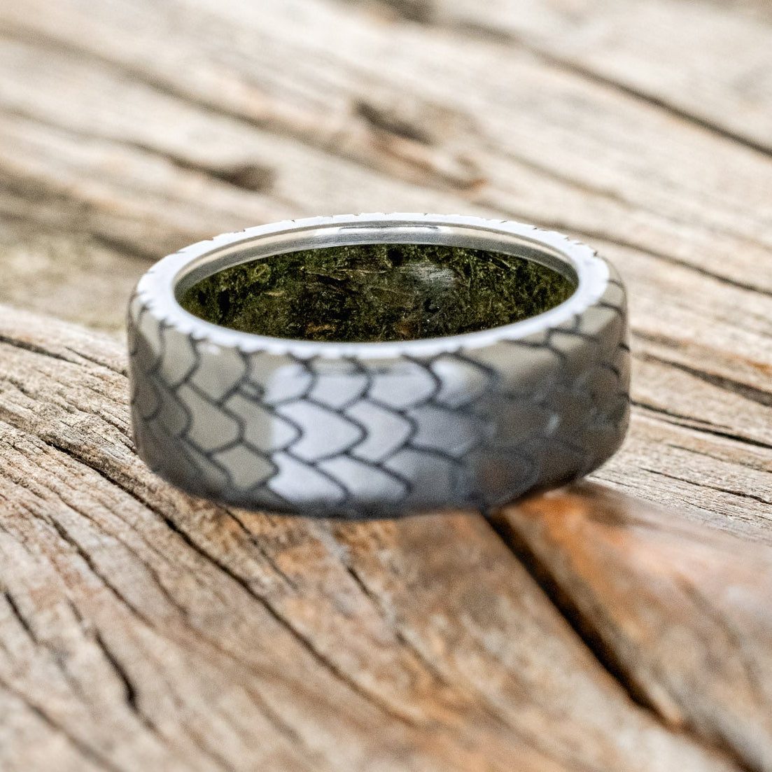 "ECHO" - DRAGON SCALE WEDDING RING FEATURING A MOSS LINED BAND-12