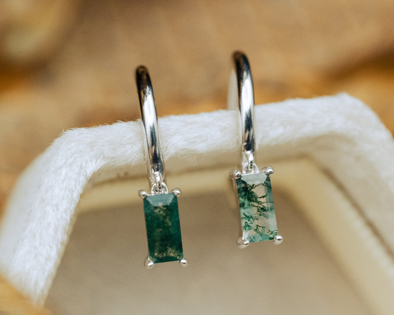 BAGUETTE MOSS AGATE HUGGIES EARRINGS IN 14K GOLD-4