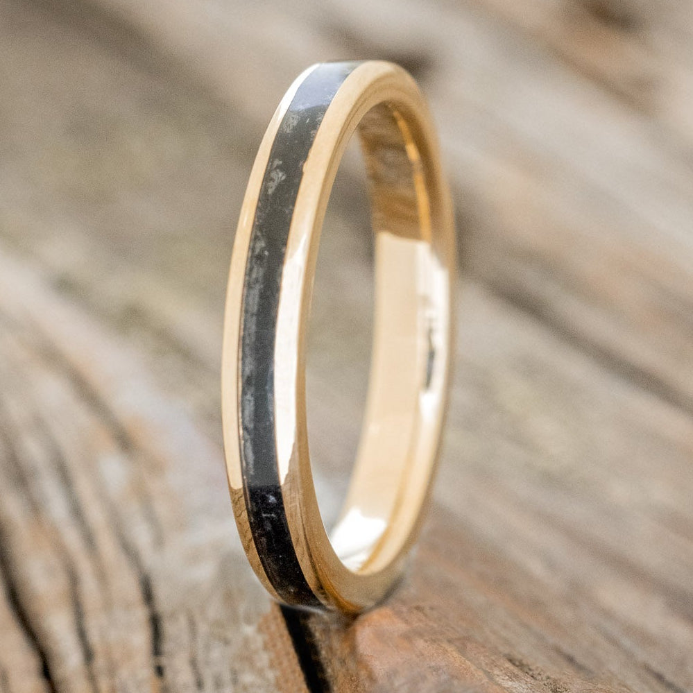 "Eterna" - women's stacking band featuring a jet stone inlay in 14K yellow gold