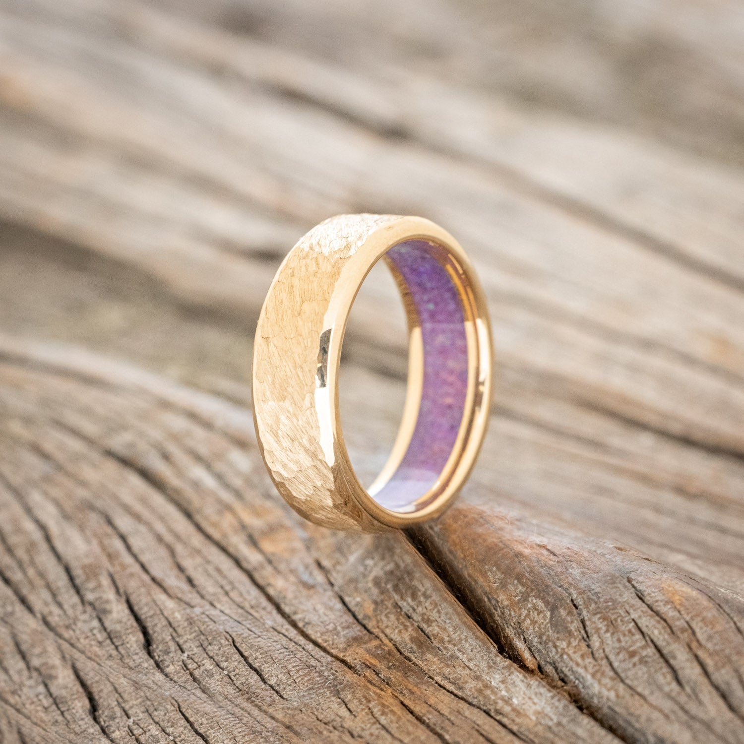 HAMMERED GOLD WEDDING BAND WITH SLEEPY LAVENDER OPAL LINING - 14K YELLOW GOLD - SIZE 6-1