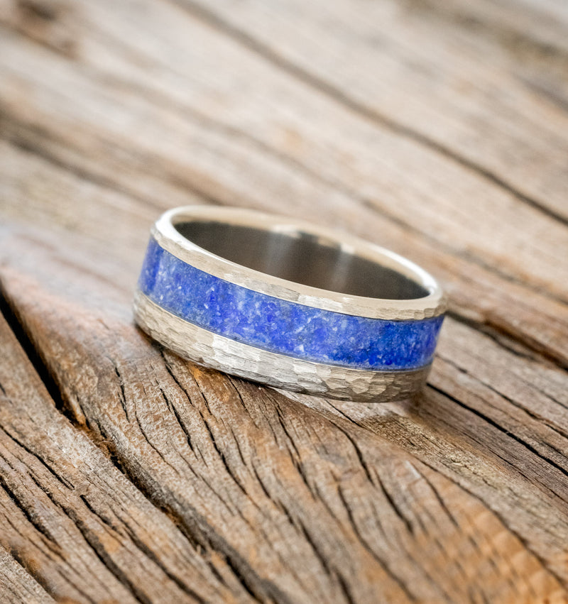 "TANNER" - LAPIS LAZULI WEDDING BAND WITH HAMMERED FINISH - TITANIUM - SIZE 10-3