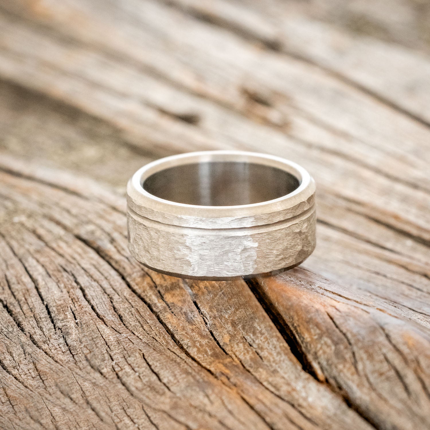 HAMMERED BAND WITH A CUT ETCHING - TITANIUM - SIZE 6-2