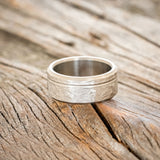 HAMMERED BAND WITH A CUT ETCHING - TITANIUM - SIZE 6-2