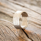 HAMMERED BAND WITH A CUT ETCHING - TITANIUM - SIZE 6-1