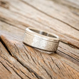 HAMMERED BAND WITH A CUT ETCHING - TITANIUM - SIZE 6-3