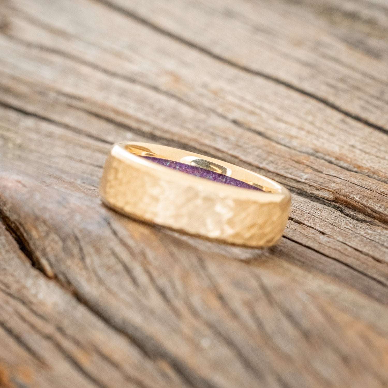 HAMMERED GOLD WEDDING BAND WITH SLEEPY LAVENDER OPAL LINING - 14K YELLOW GOLD - SIZE 6-3